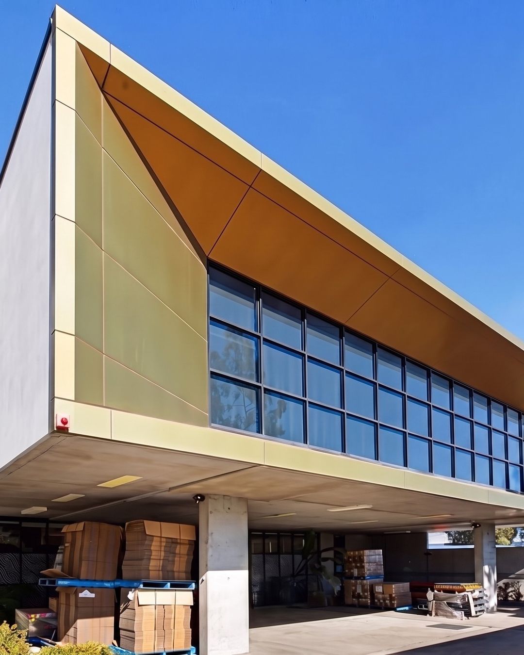 Yennora, Sydney — cantilevered office box over the glazing